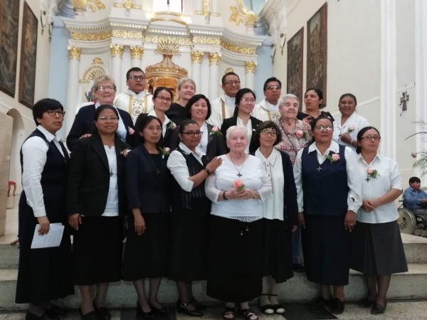 After the Celebration in the Church " Santa Catalina, Co-Cathedral de Moquegua with the Priest P. Efraín Huanca Parish priest : Edilberto Martinez and Adrian 